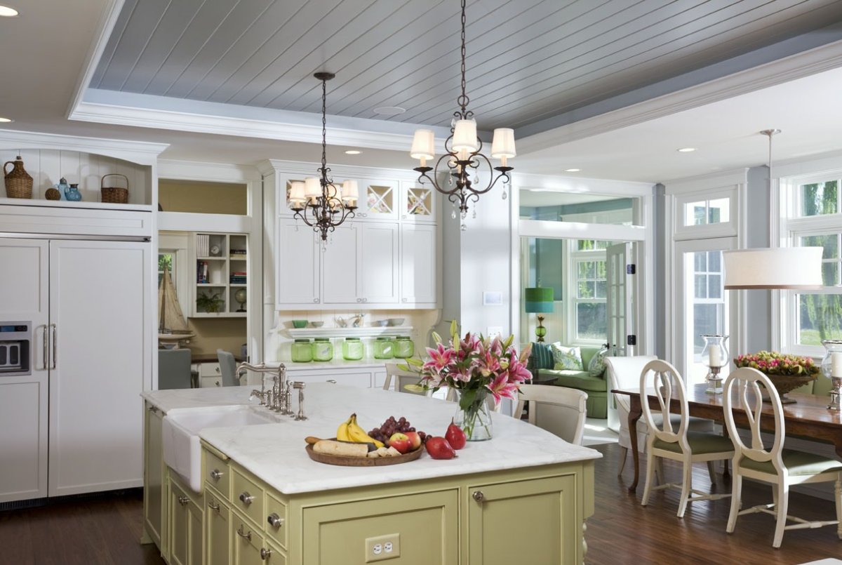 Кухня в доме с большими потолками