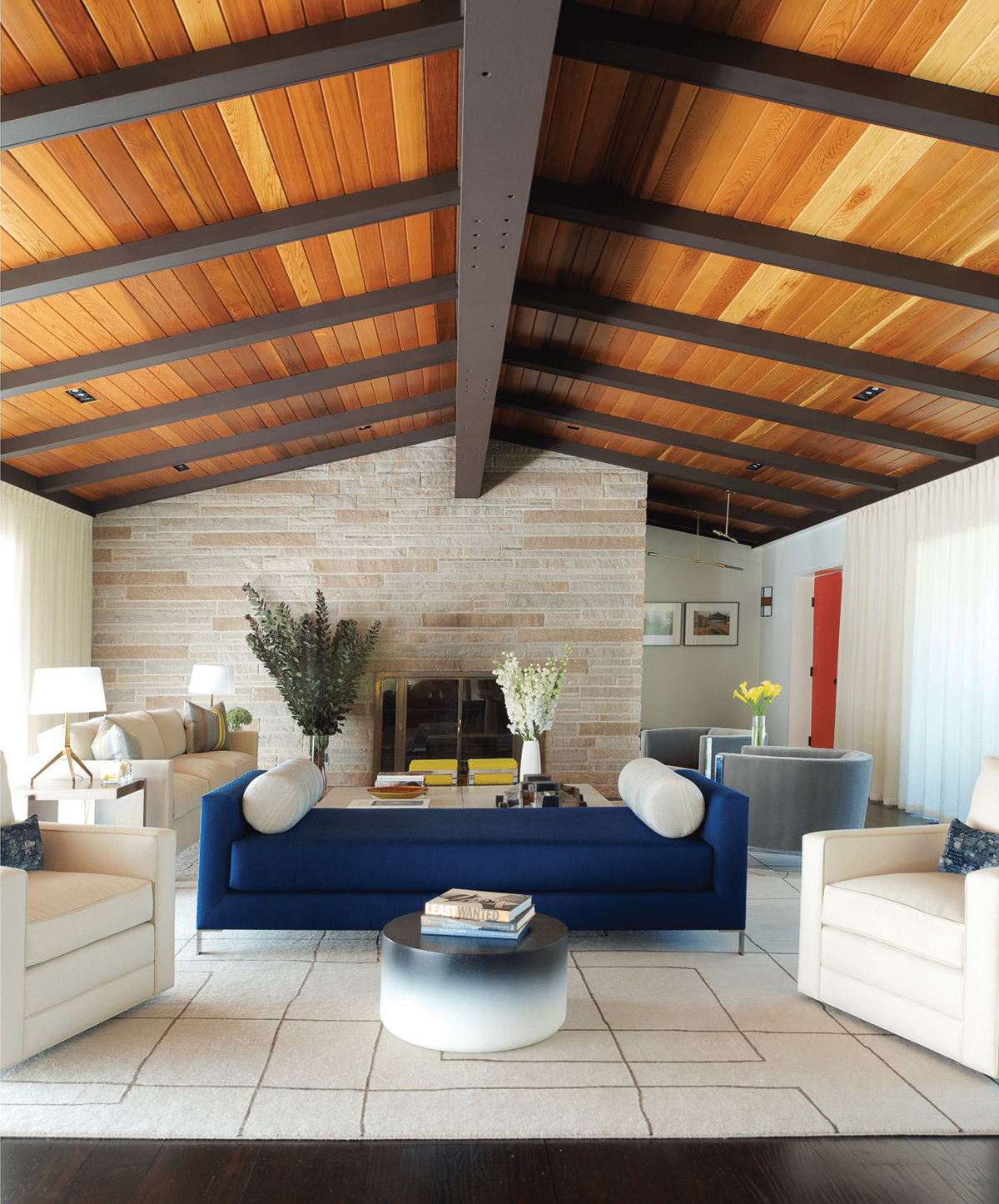 Отделка потолка деревом