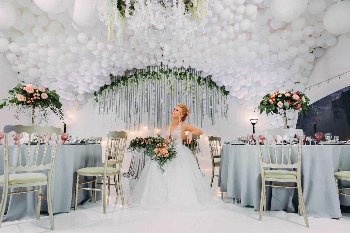 Украшение зала бумажными помпонами