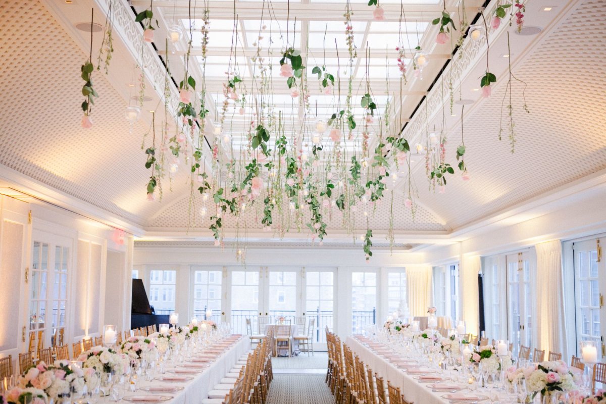 Украшение потолка цветами на свадьбу