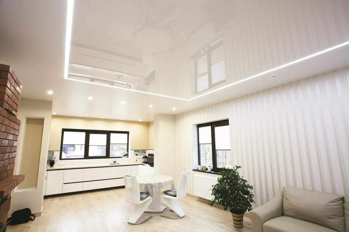 Глянцевый натяжной потолок