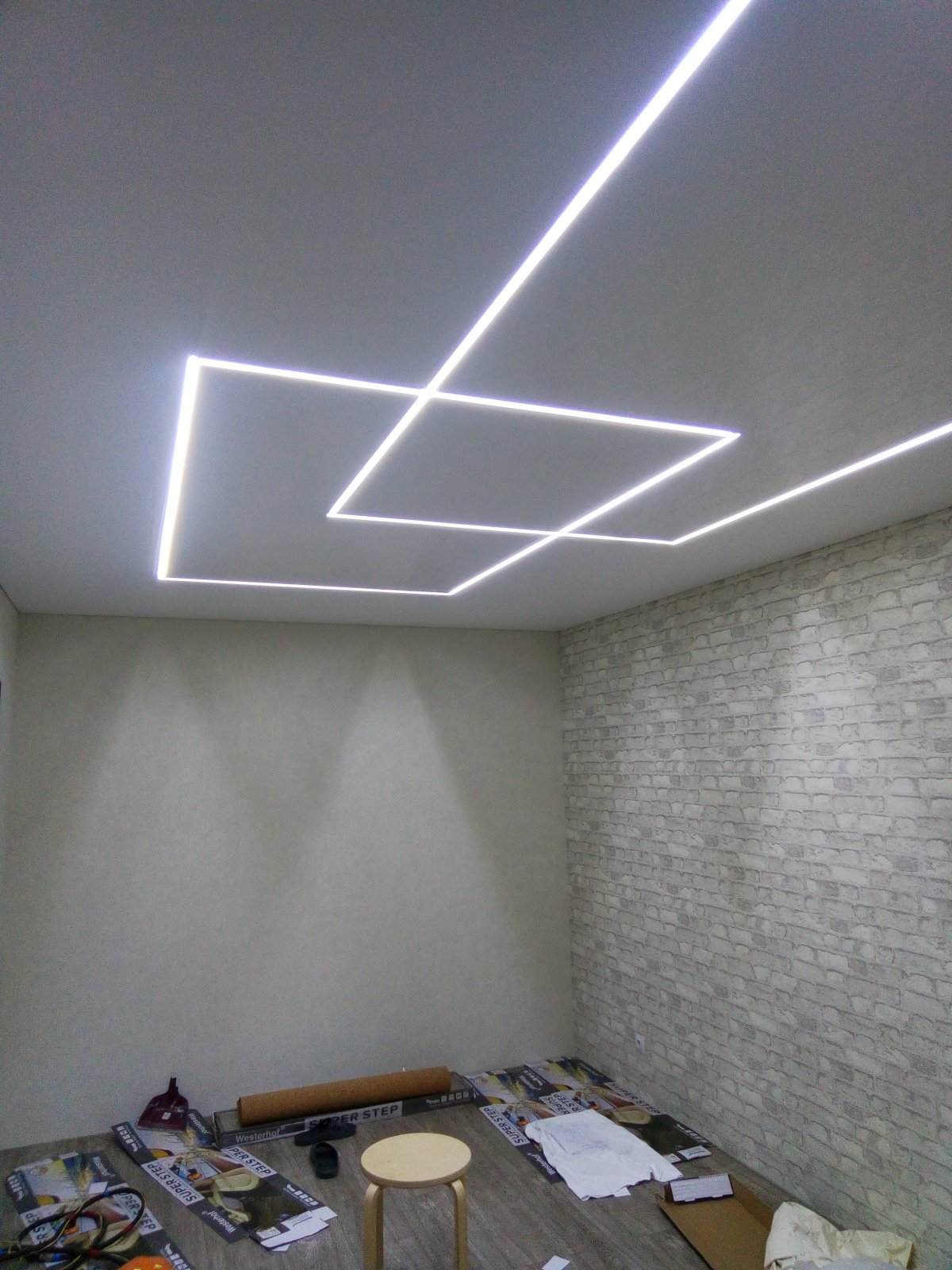 Светящиеся линии на потолке