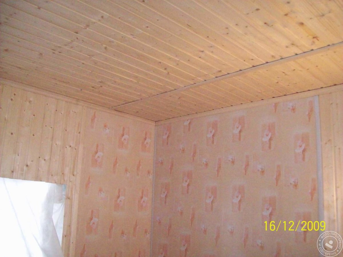 Потолок из вагонки и обои на стене