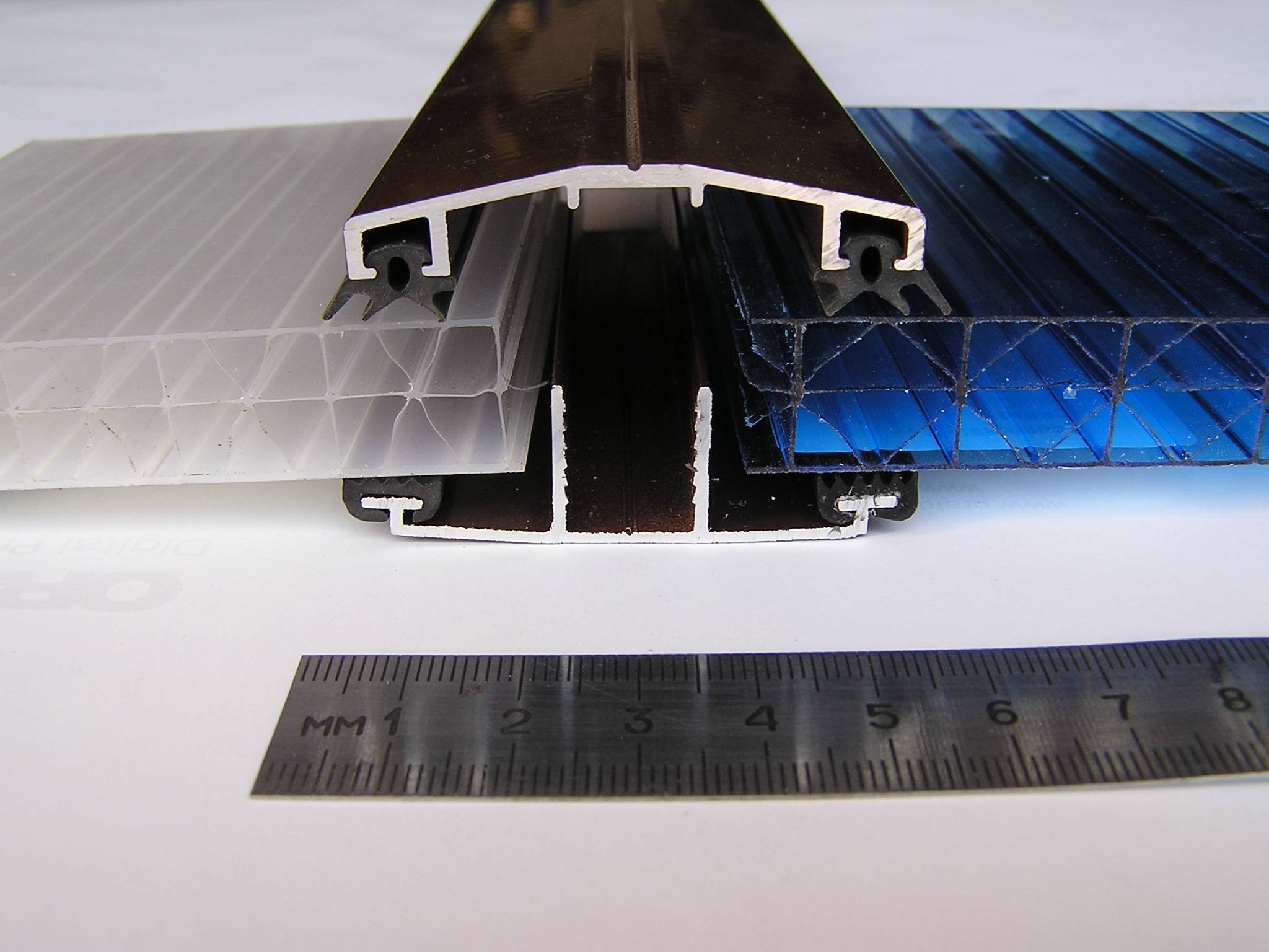Соединение алюминиевого профиля. Стыковочная планка для поликарбоната 10 мм. Алюминиевый профиль для поликарбоната 10 мм. Профиль соединительный разъемный для поликарбоната. Соединительный профиль для монолитного поликарбоната 4 мм.