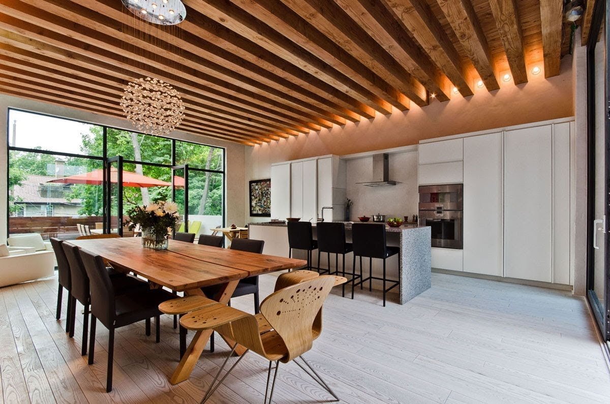 Потолок из деревянных реек на кухне