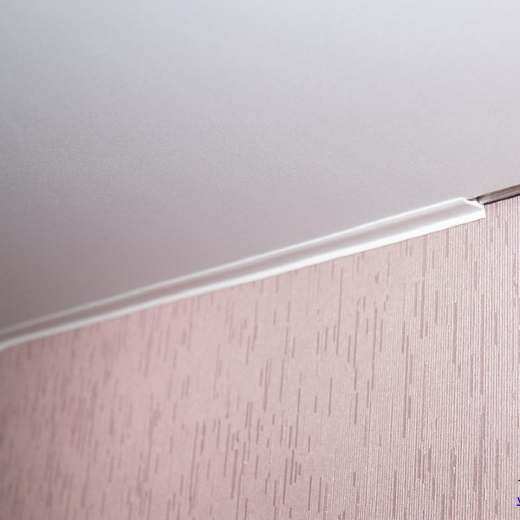 плинтус потолочный для натяжного потолка резиновый фото
