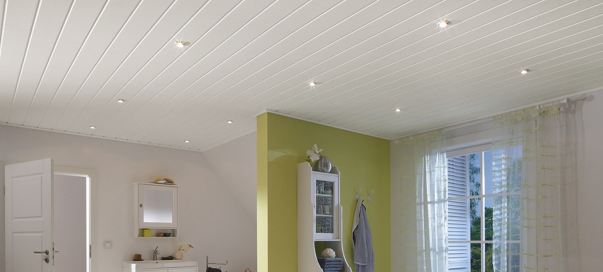 Панельный потолок в комнате