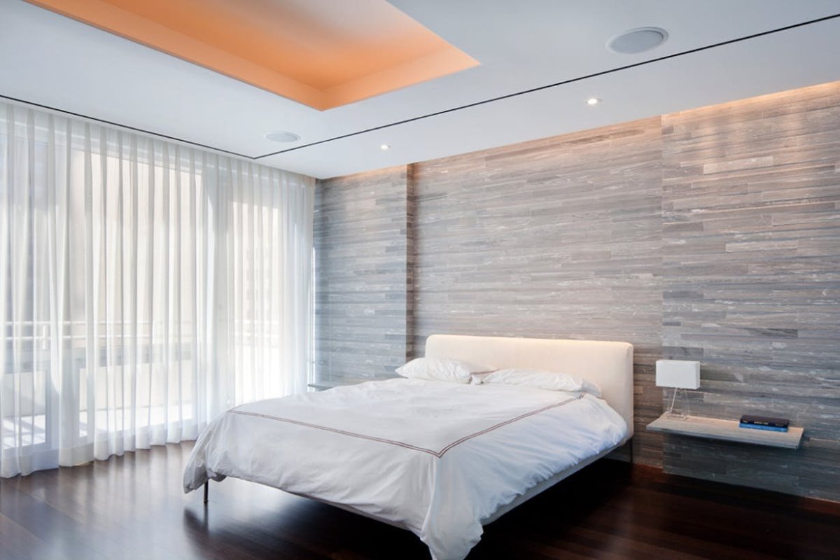 Светлый ламинат на стене в спальне
