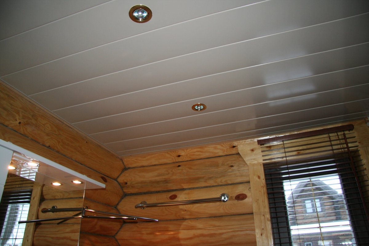 Потолок из пластиковых панелей