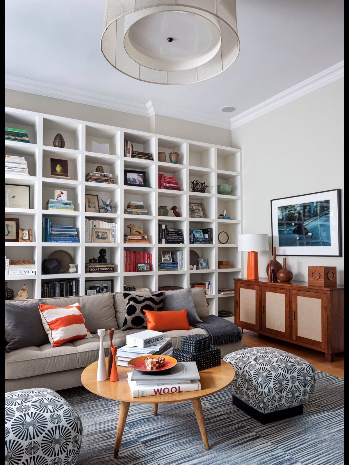 Книжные стеллажи в интерьере квартиры