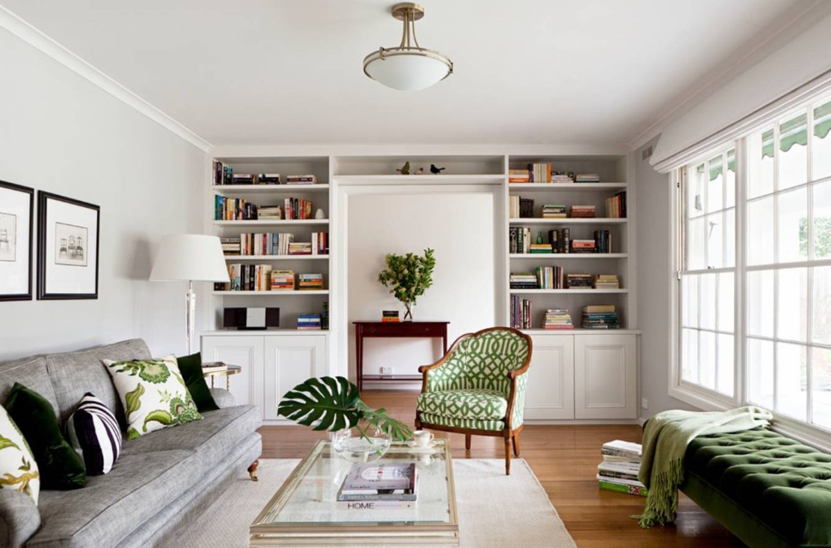 Стеллаж в маленькой гостиной