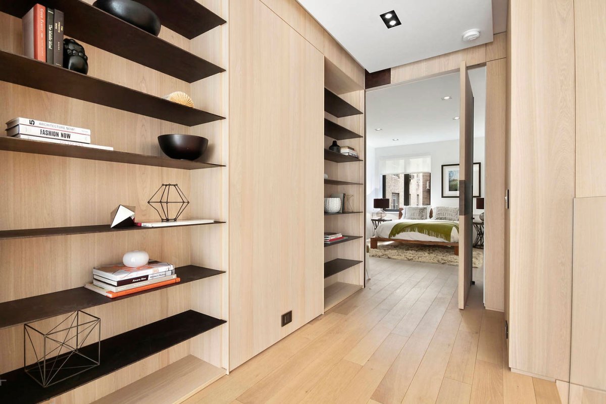 Шкаф в прихожую с полками