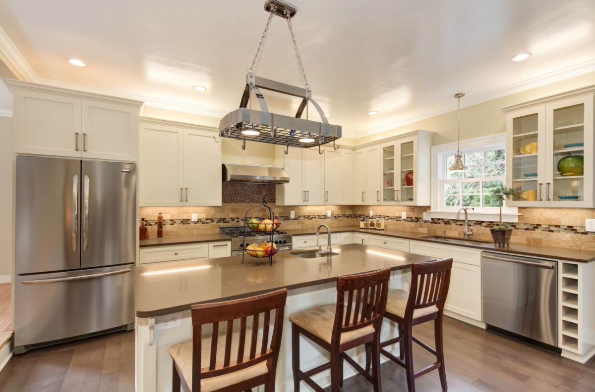 Люстра и точечные светильники на кухне