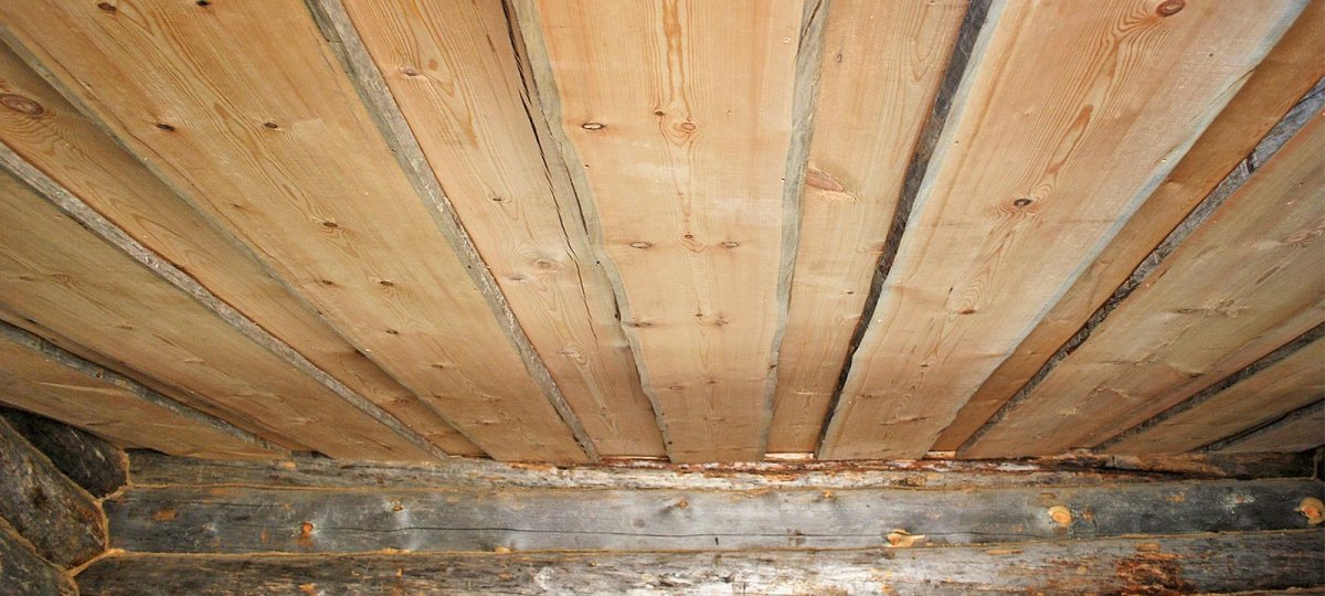 Подшивка потолка необрезной доской