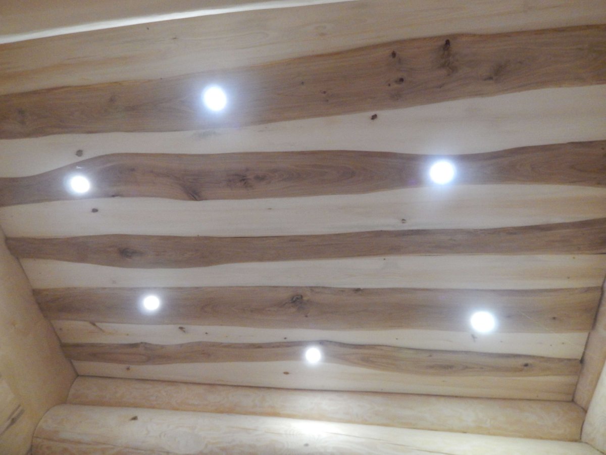 Необрезная доска на потолке