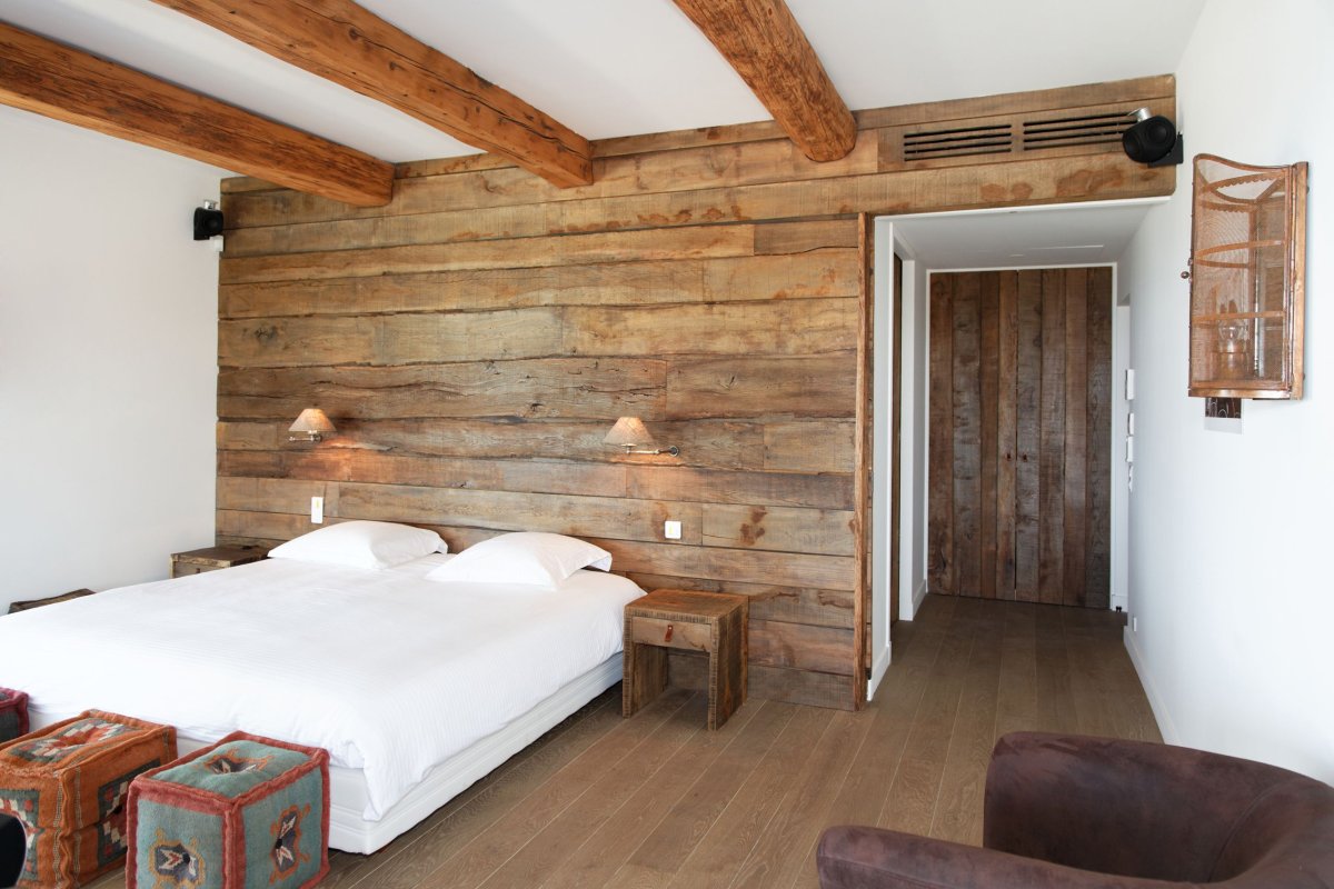 Стена из необрезной доски в интерьере