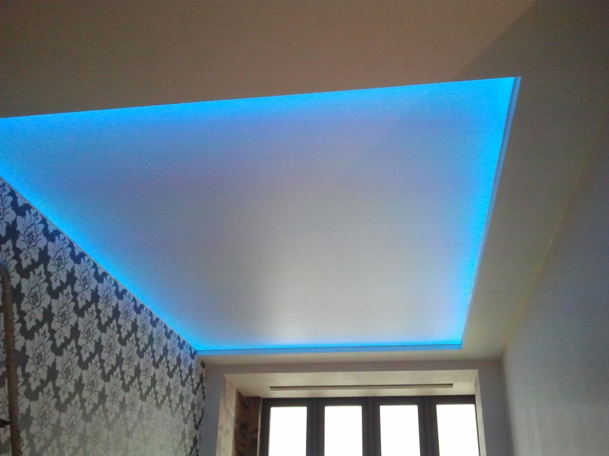 Потолок с подсветкой по периметру