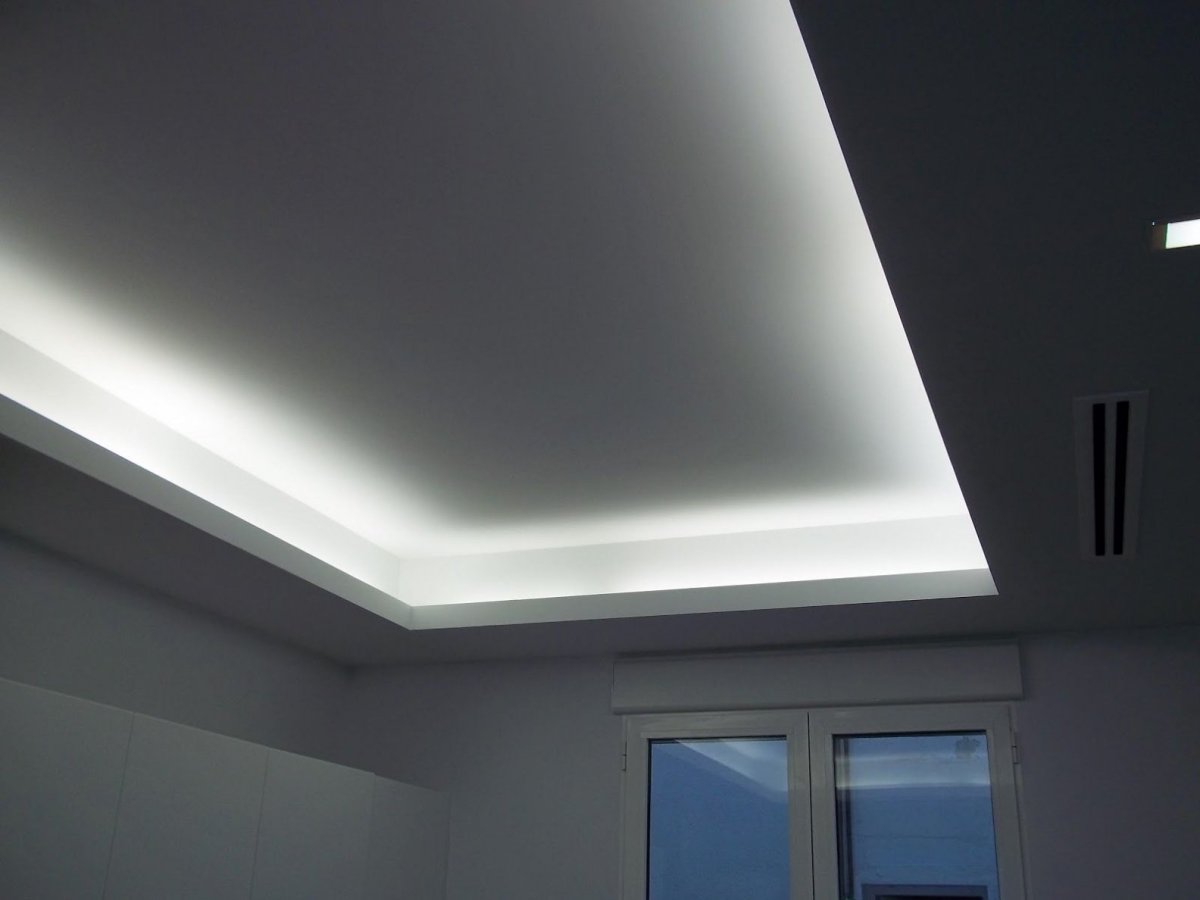 Потолок с подсветкой по периметру