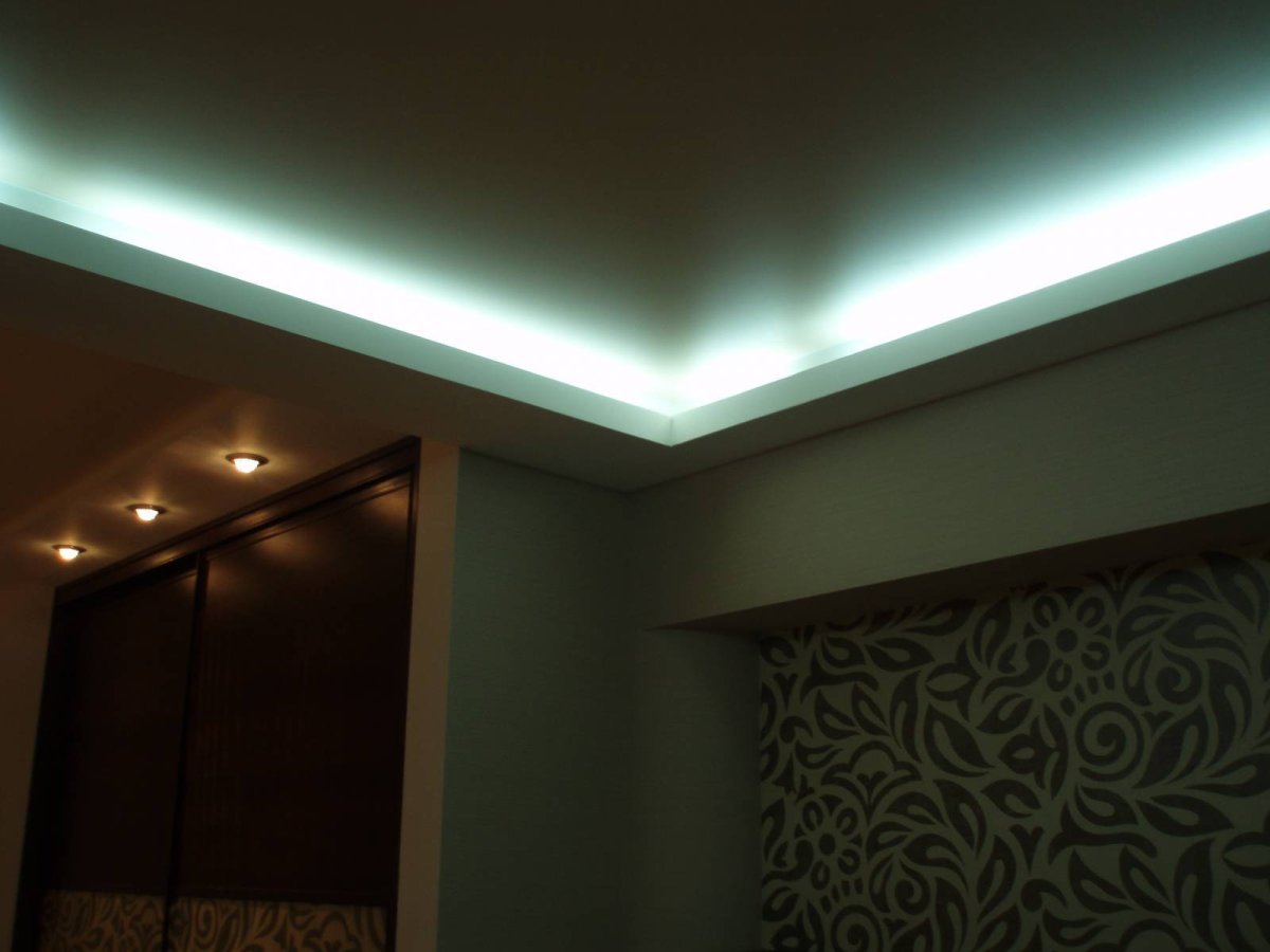 Натяжной потолок с подсветкой