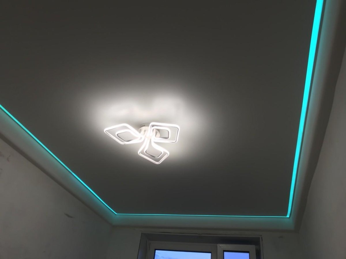 Парящий натяжной потолок с подсветкой