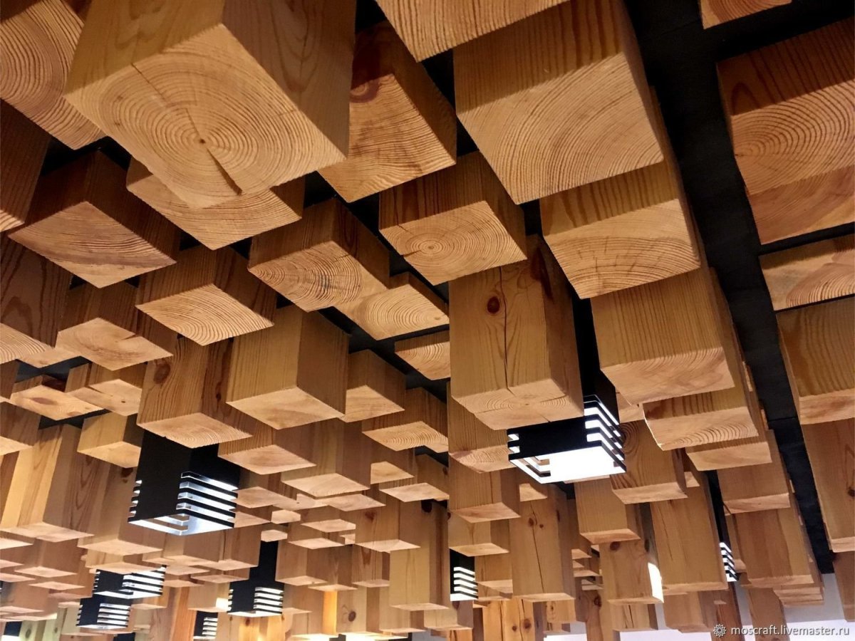 Деревянные колонны в интерьере