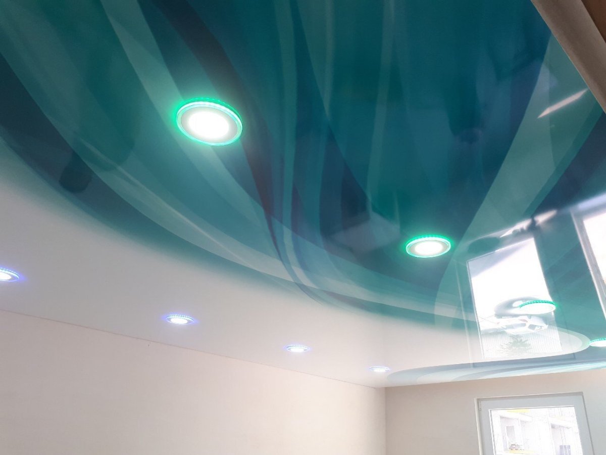 Спальня с салатовым потолком