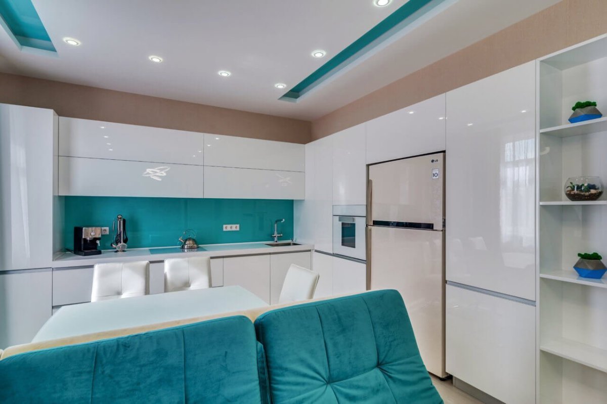 Бирюзовый натяжной потолок