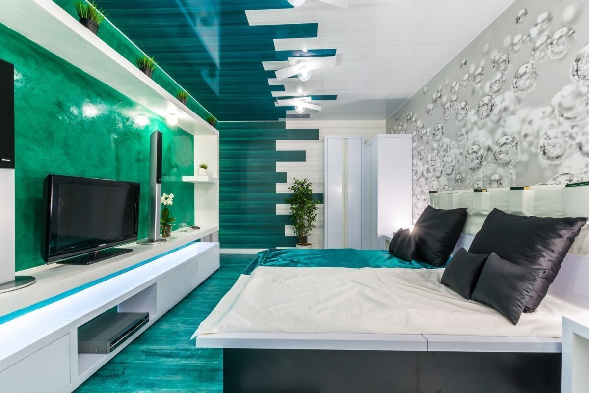 Комната с бирюзовыми обоями