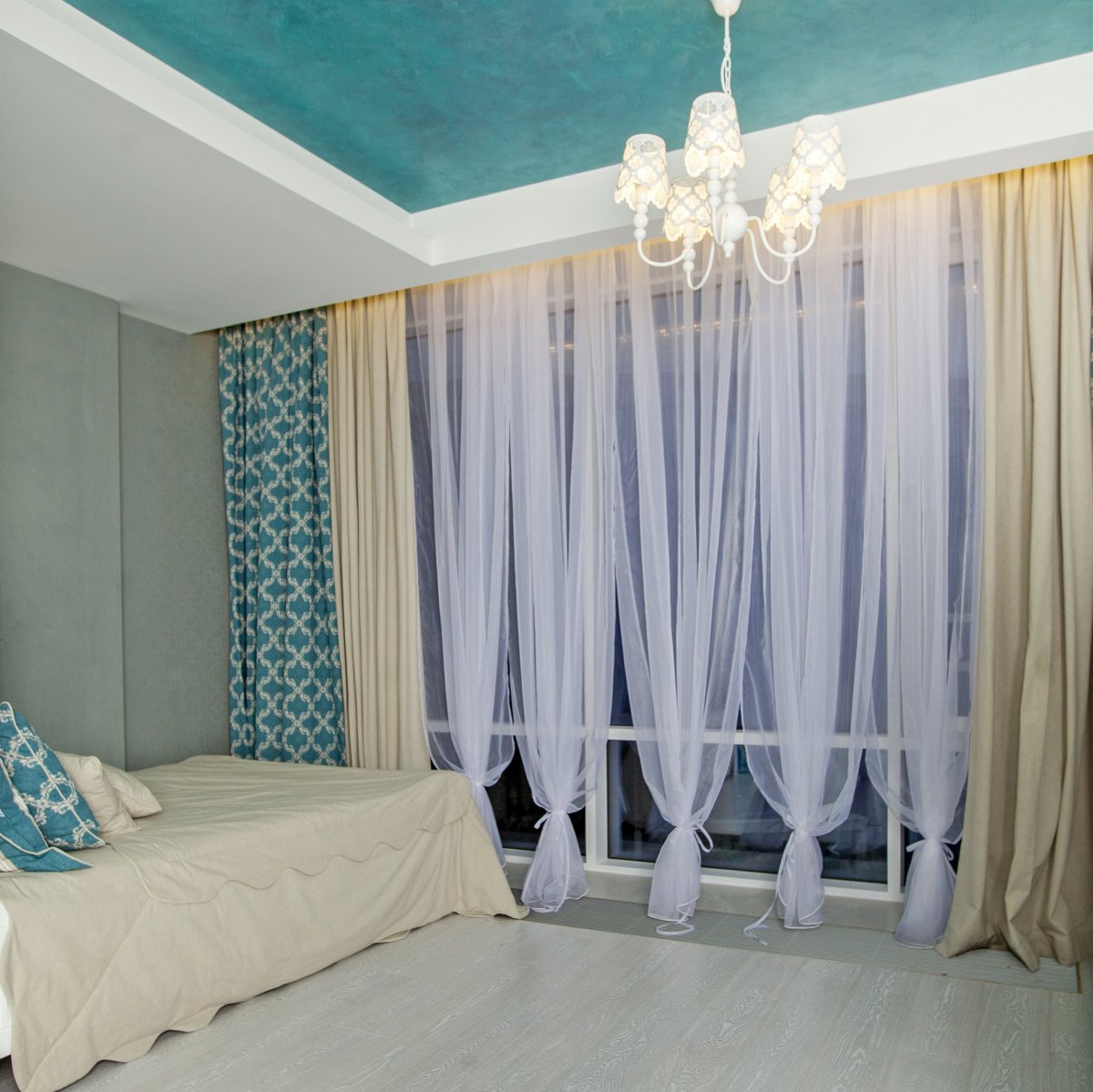 Голубой натяжной потолок в спальне