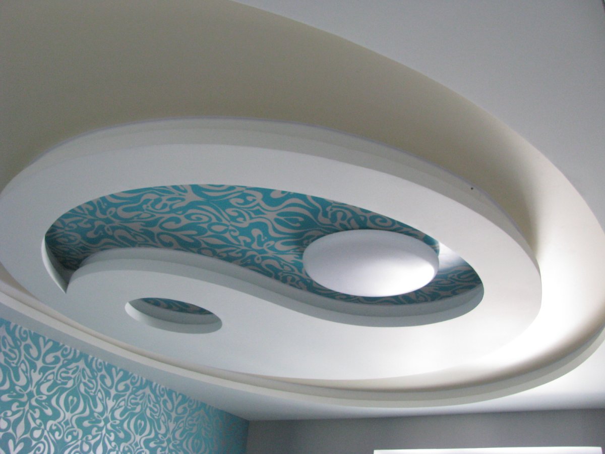 Натяжной потолок черный с белым