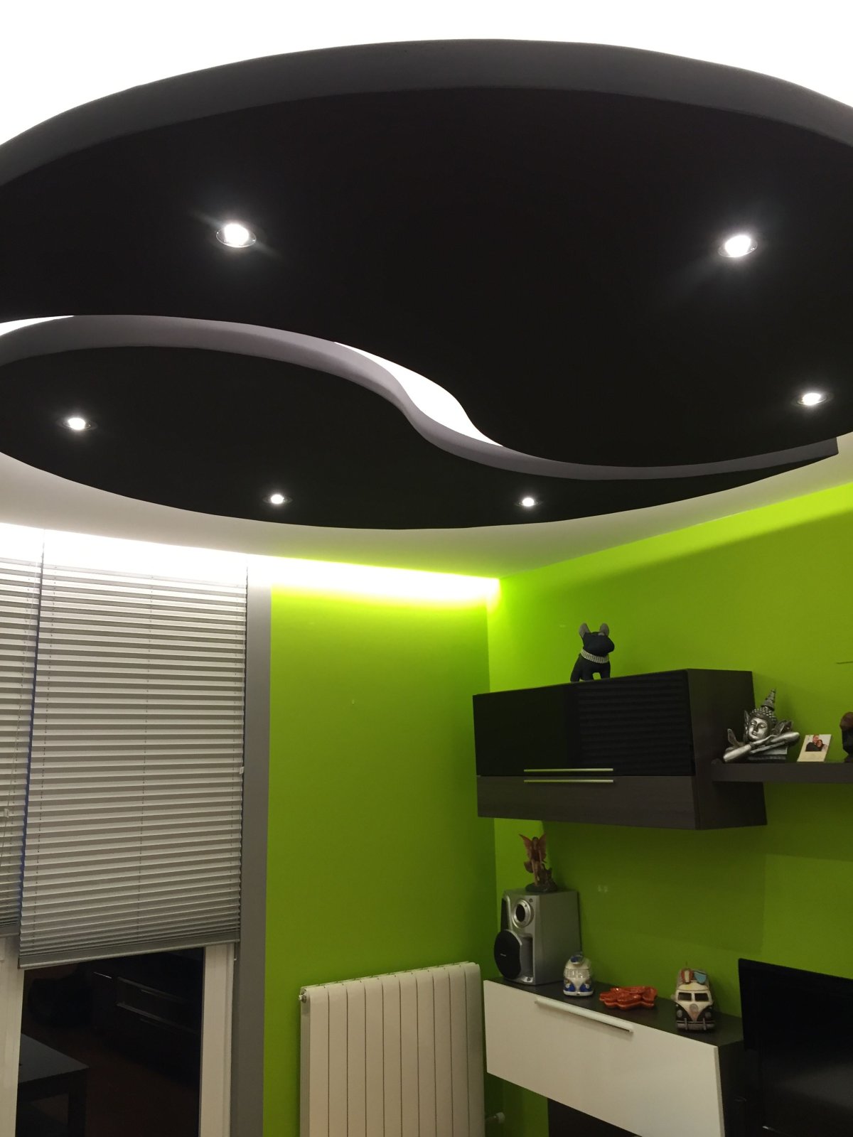 Двухуровневый потолок черно белый