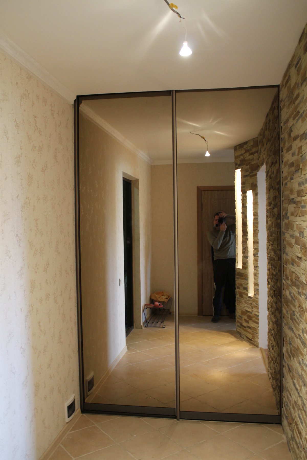 Шкаф-купе с зеркальными дверями