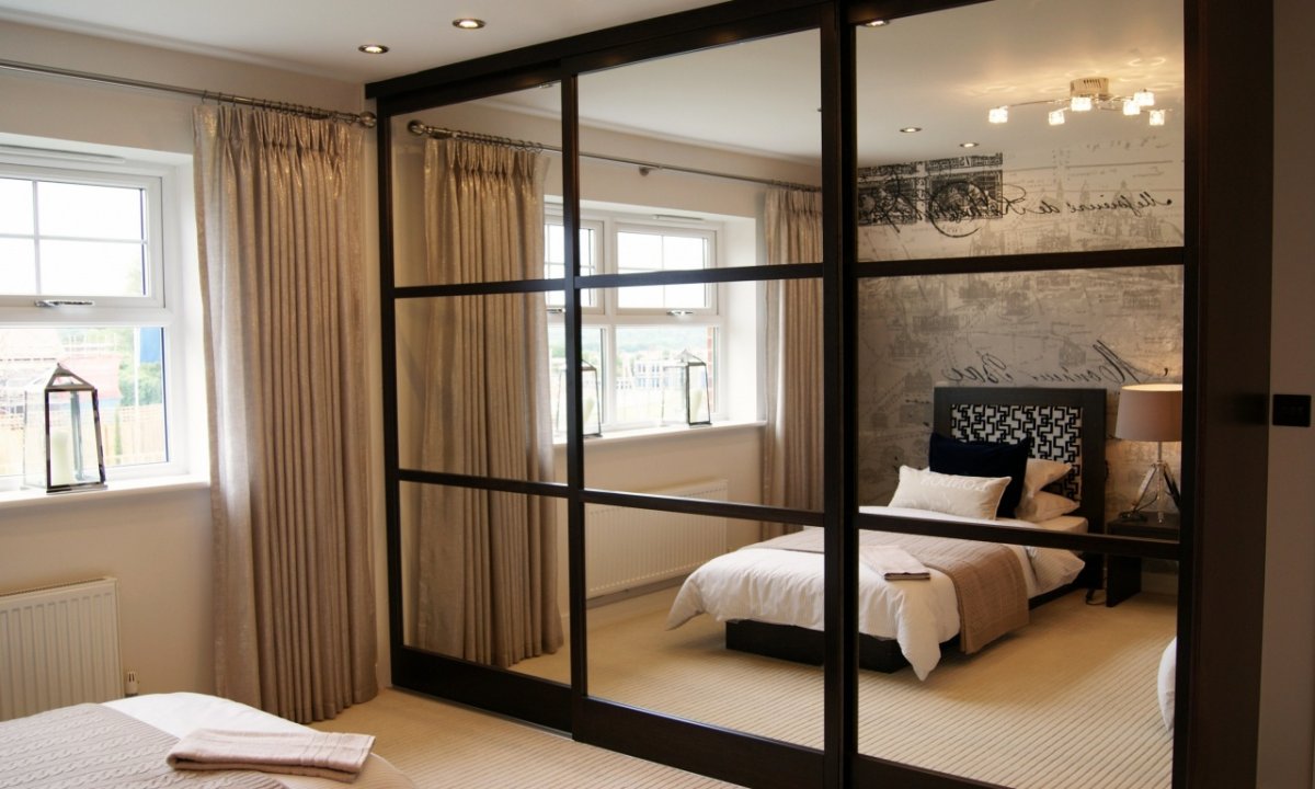 Зеркальные раздвижные двери для гардеробной