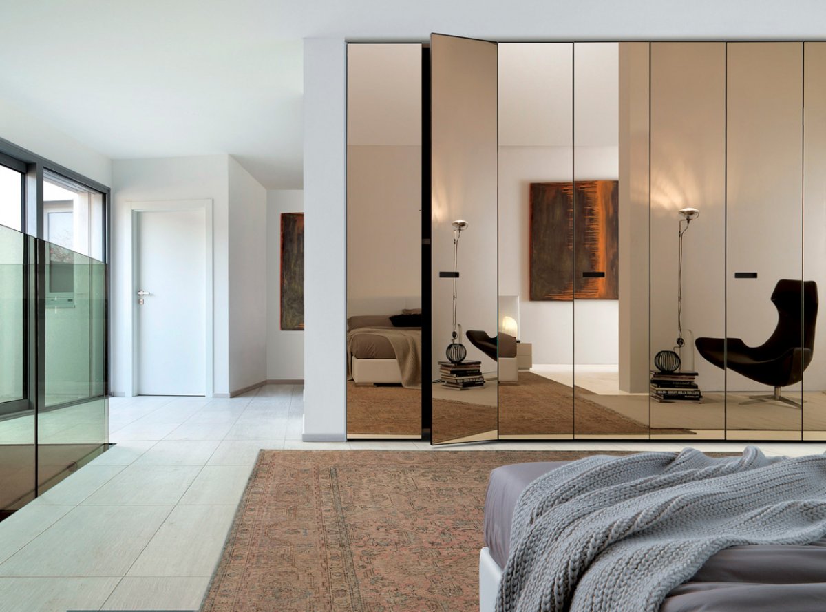 Шкаф с зеркальными дверцами