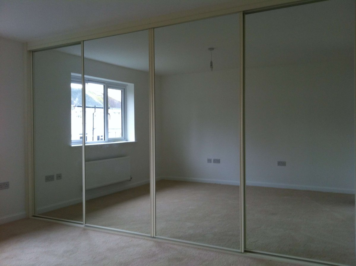 Зеркальные двери купе