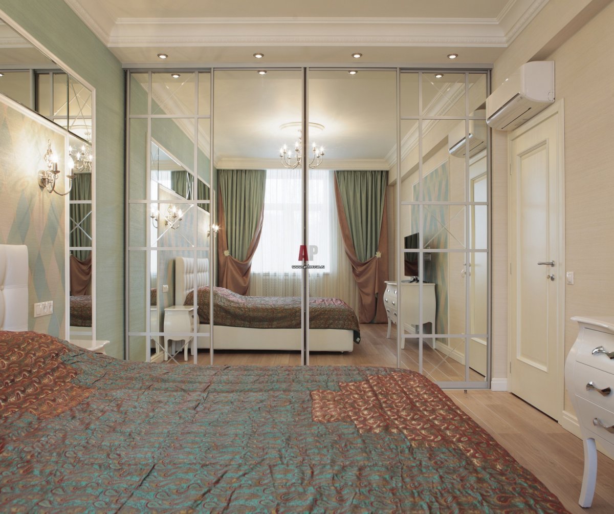 Зеркальная стена в спальной