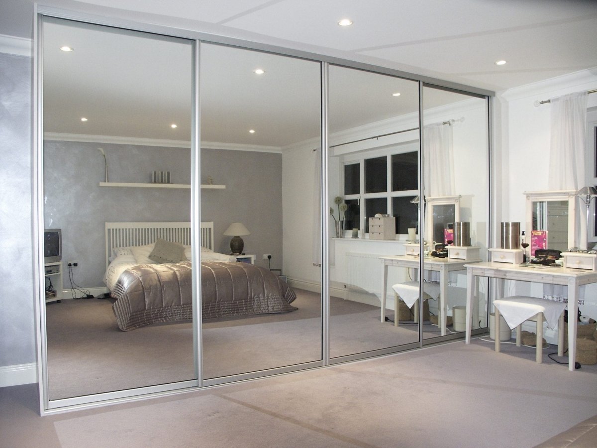 Зеркальные двери купе для гардеробной белые