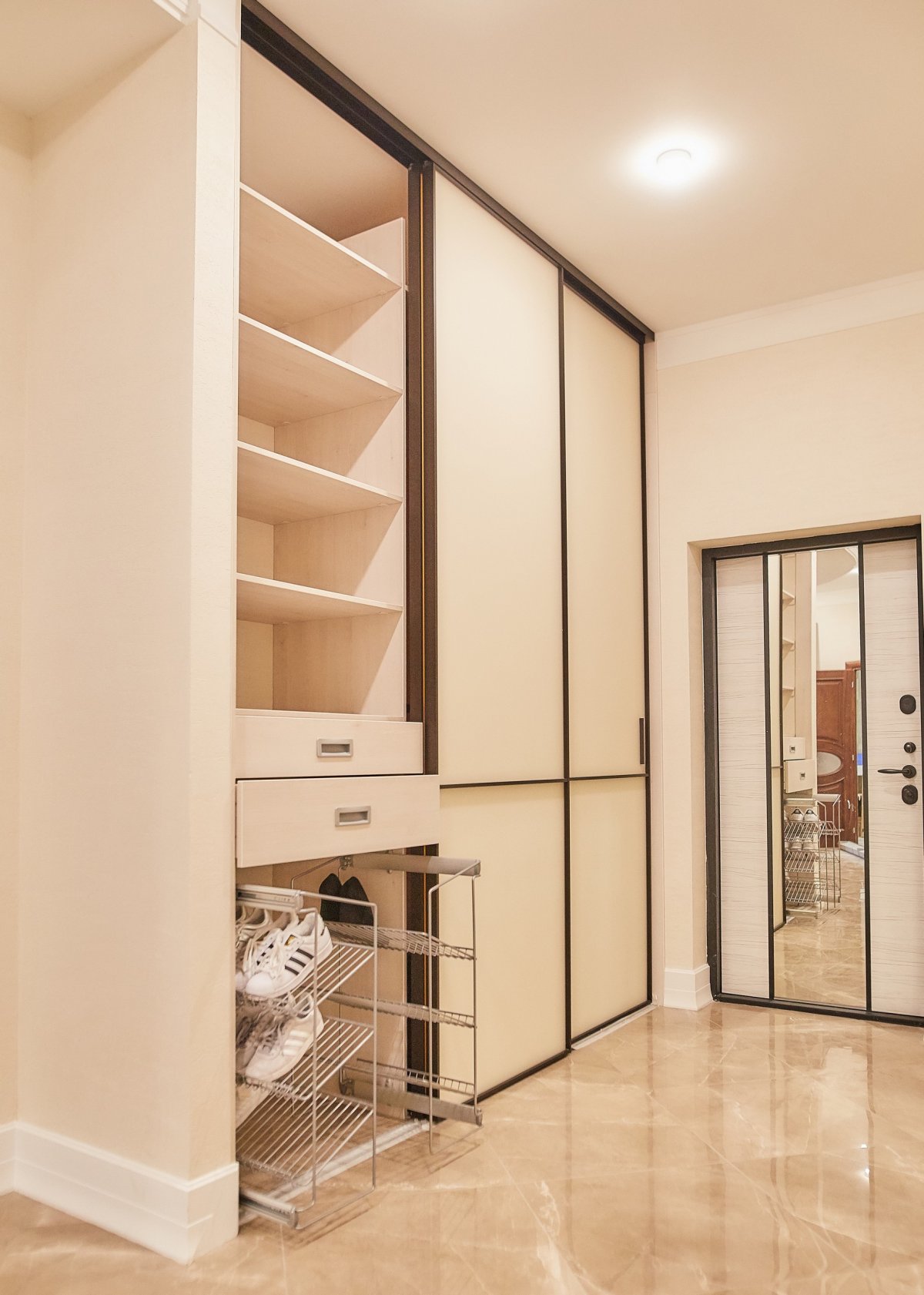 Встроенная гардеробная в прихожей