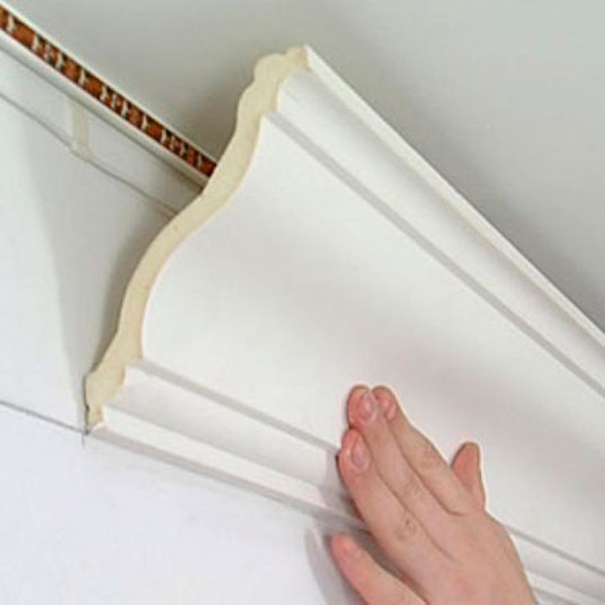 Монтаж потолочного плинтуса