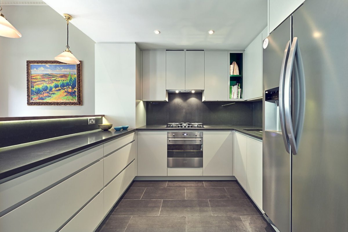 Современная угловая кухня до потолка