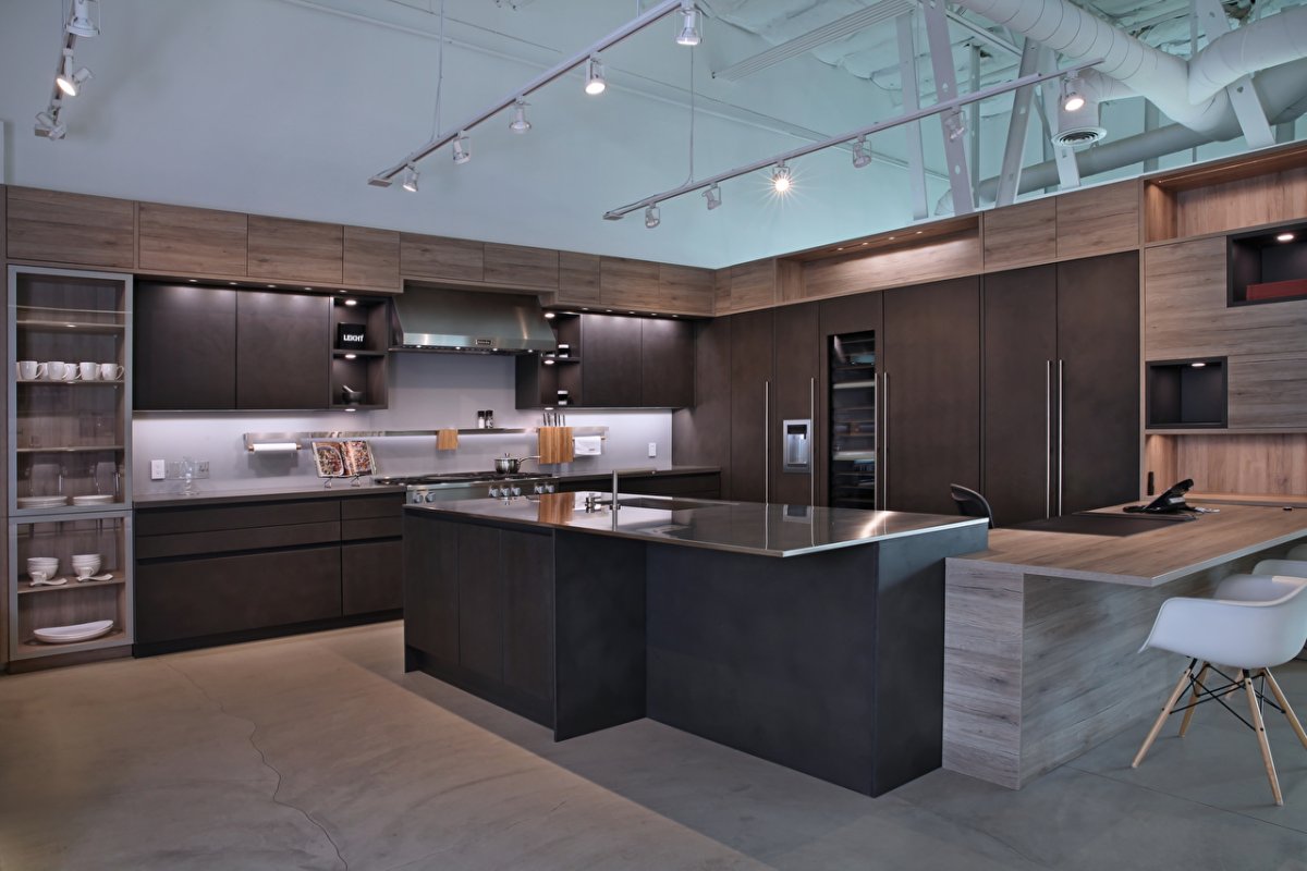 Большая современная кухня