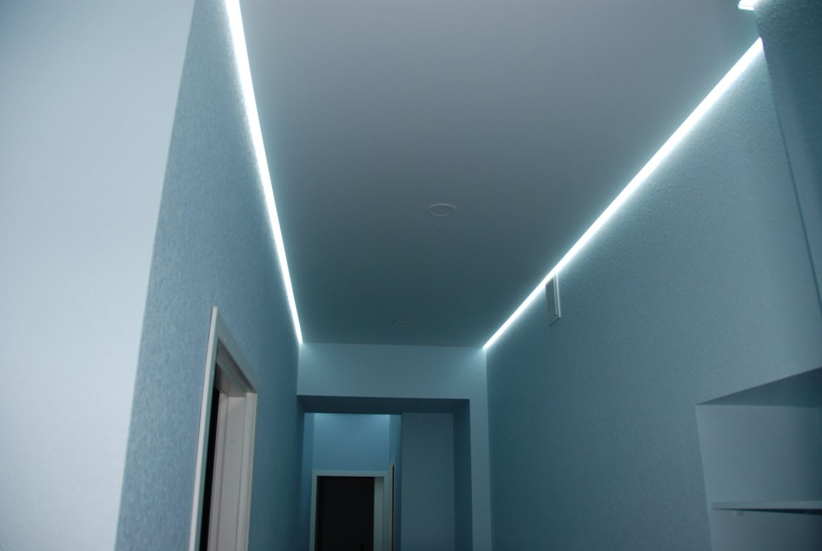 Натяжной потолок с подсветкой