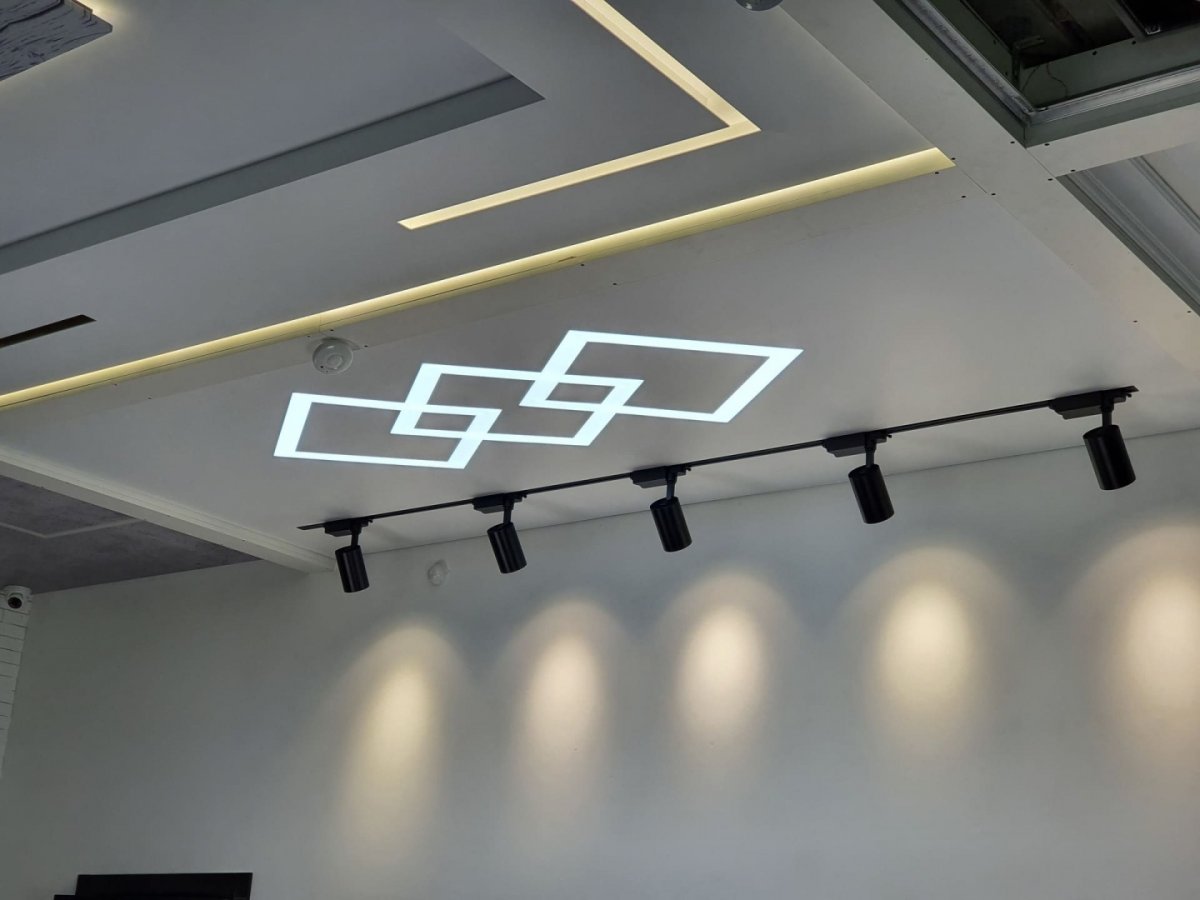 Трековое освещение для натяжных потолков