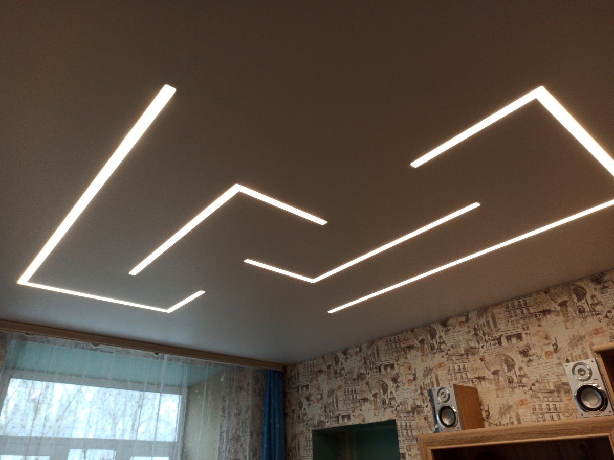 Полоски на потолке светящиеся