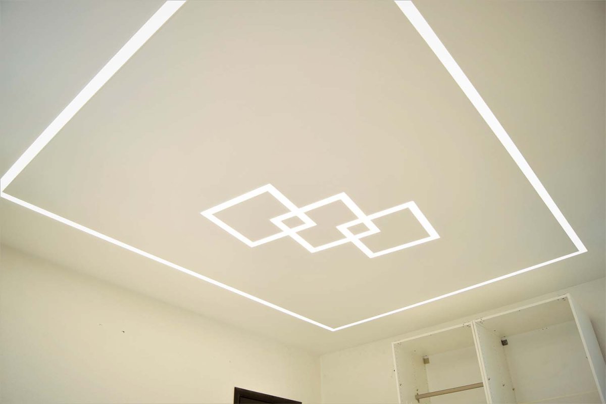 Потолок со световым линиями