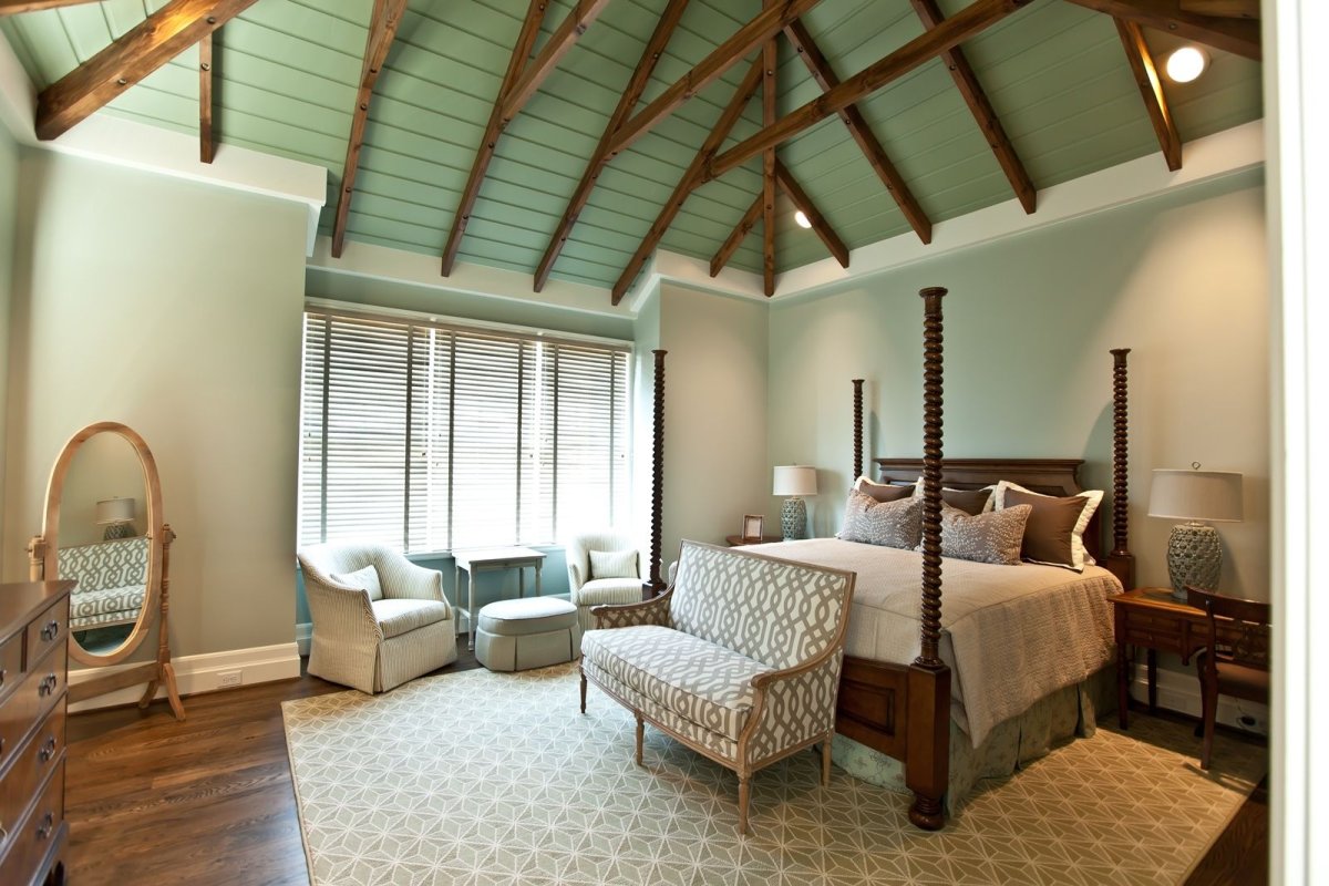 Цветной потолок в интерьере