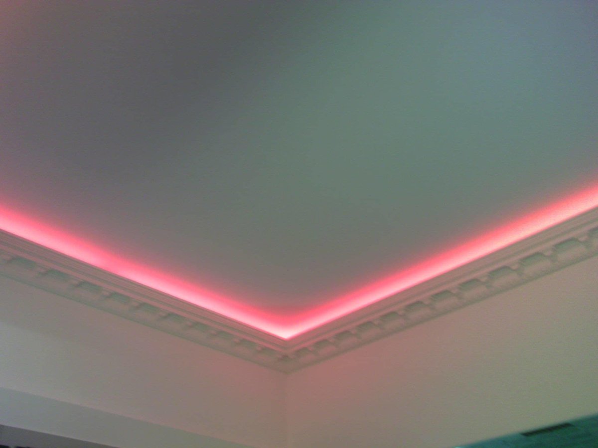 Светодиодная лента под потолком