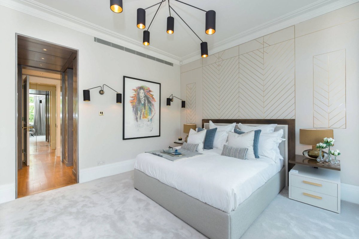 Потолочные плинтуса в спальне современно