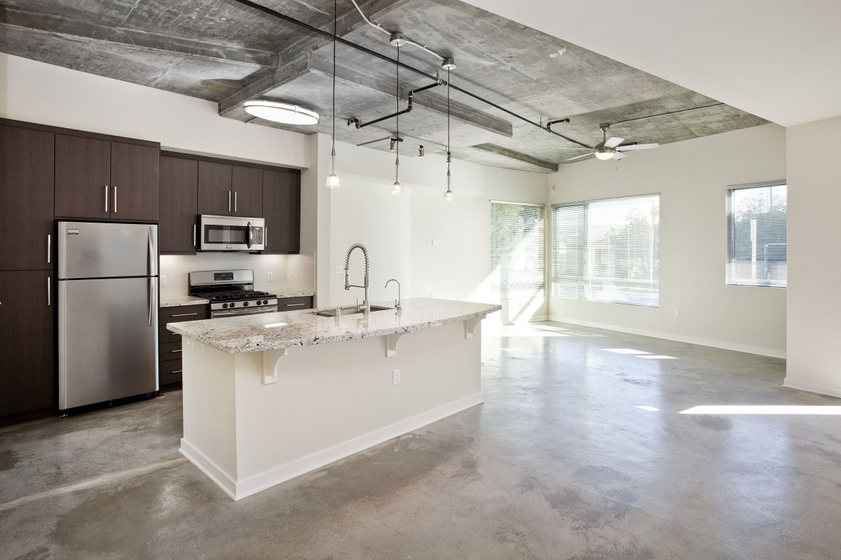 Лакированный бетонный потолок