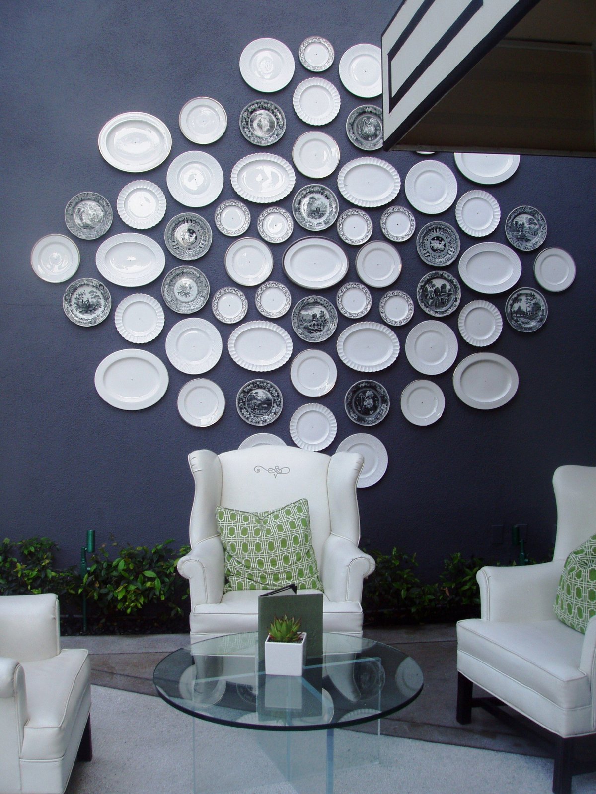 Украшение стены тарелками